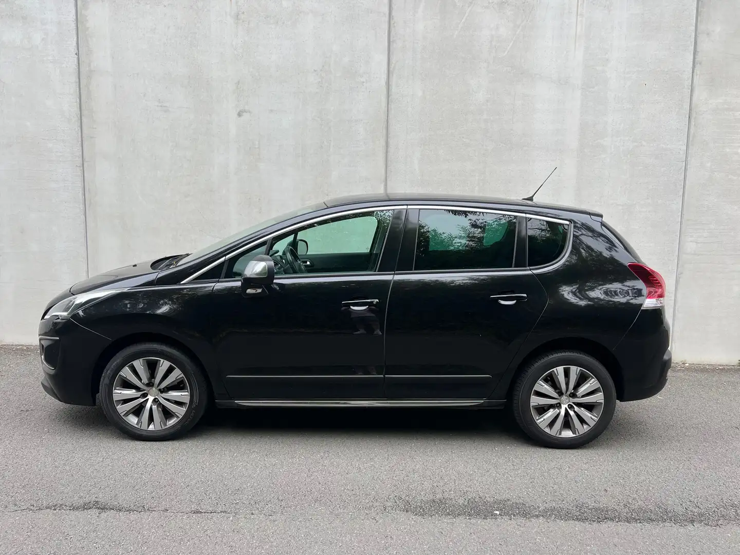 Peugeot 3008 1.2 Active / gps / toit pano / Bluetooth / … Schwarz - 2