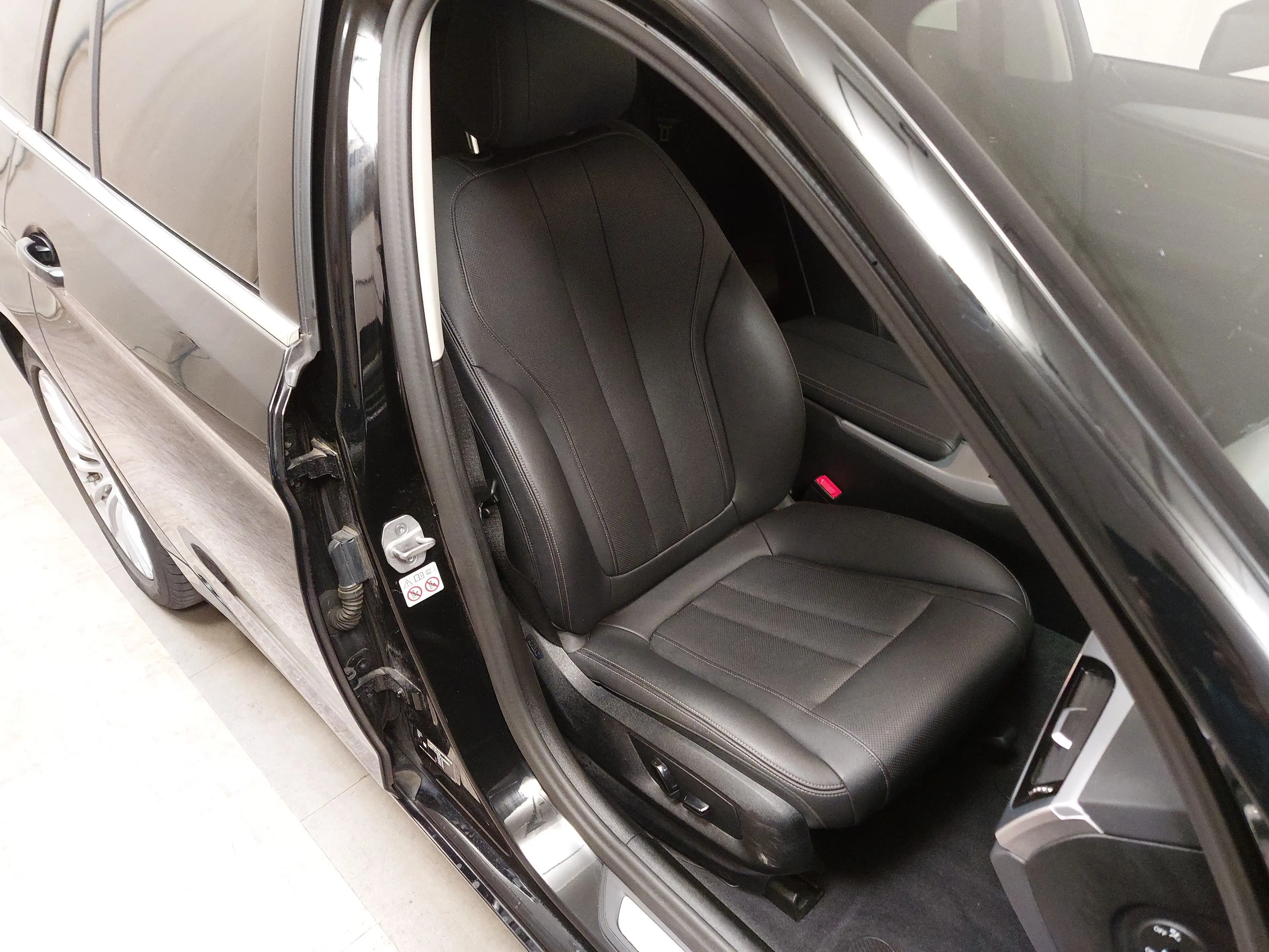 BMW 530 e Touring Leder Navi LED Pano LC prof. KLIMAAUT RADIO MFL SHZ PDC — photo 10