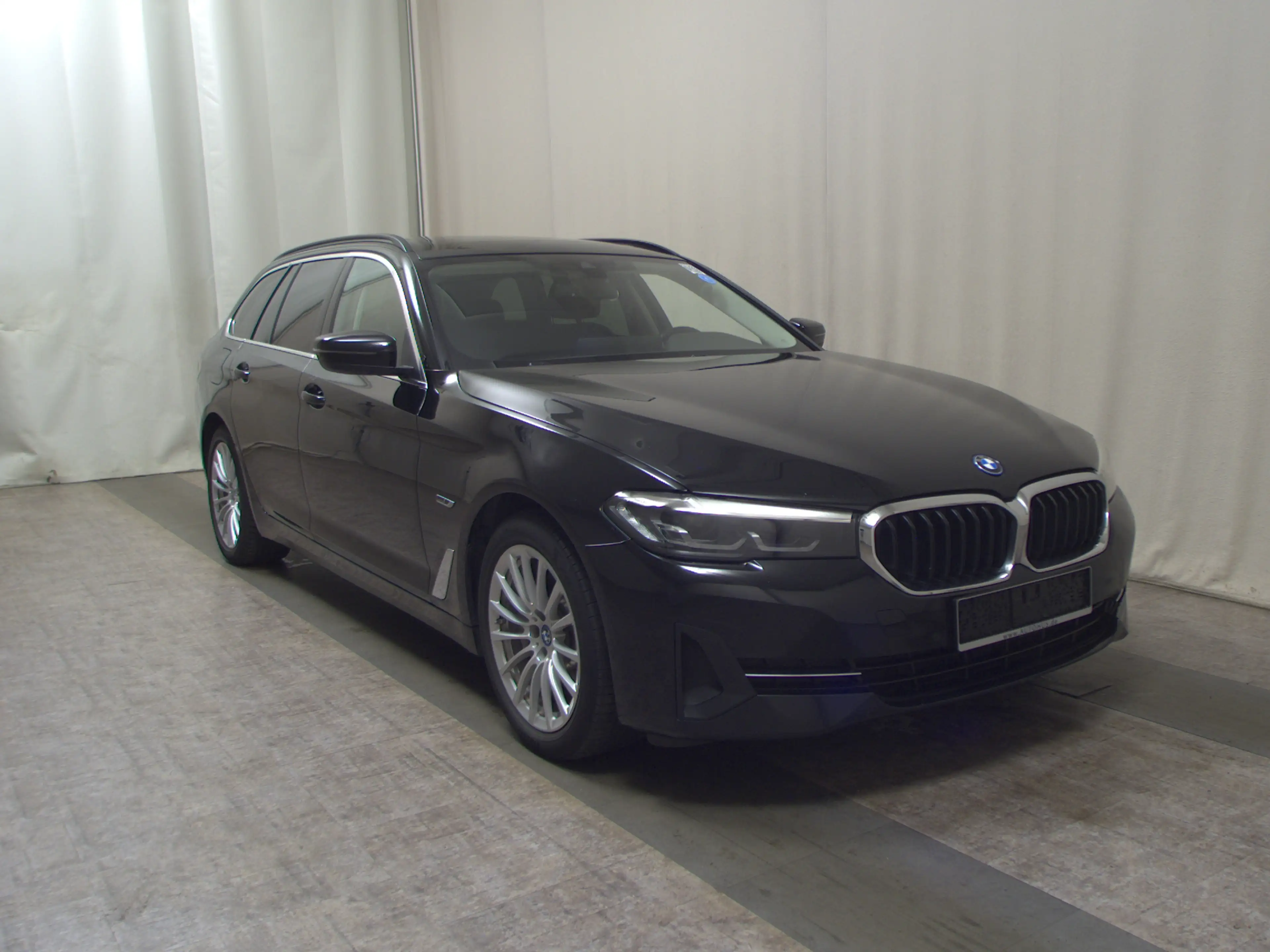 BMW 530 e Touring Leder Navi LED Pano LC prof. KLIMAAUT RADIO MFL SHZ PDC — photo 3