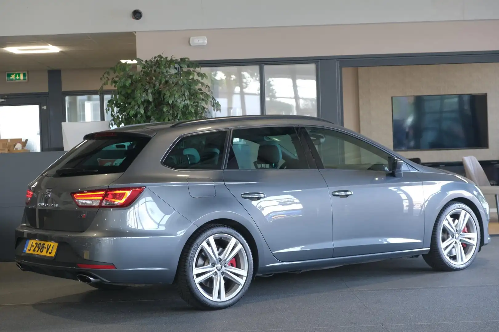 SEAT Leon ST Cupra 265pk Led Navi Pdc Grijs - 2