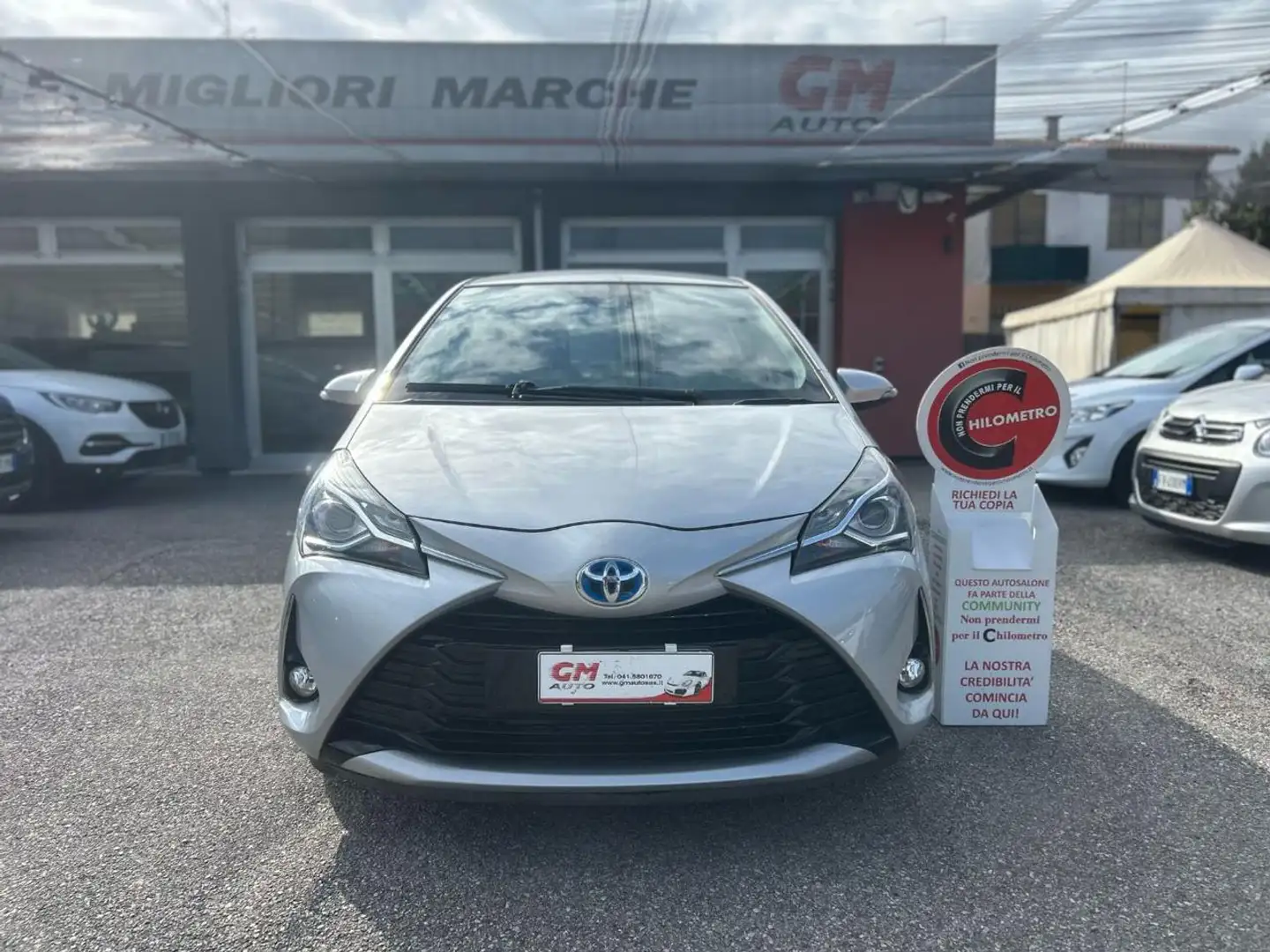 Toyota Yaris 1.5 Hybrid 5 porte Business Gris - 2
