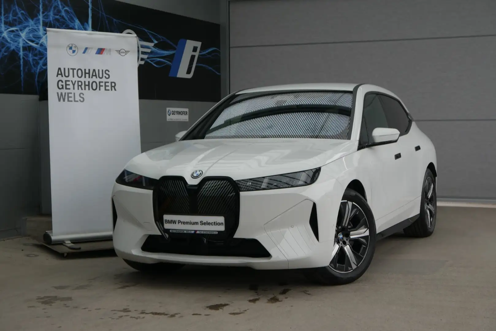 BMW iX xDrive45 *Integral-Lenkung/AHK/Innovationspaket/HUD/H&K Sound* Weiß - 2