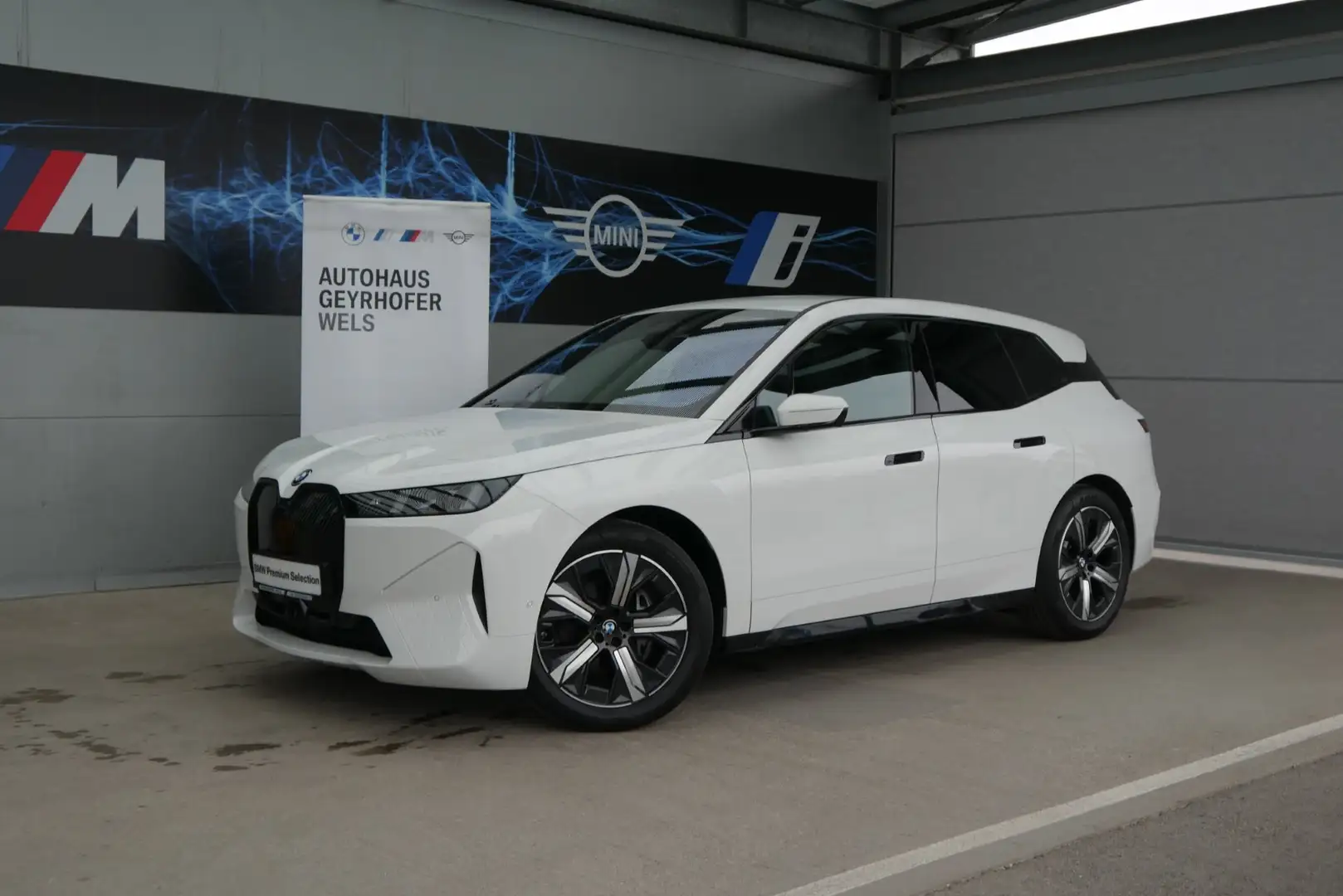 BMW iX xDrive45 *Integral-Lenkung/AHK/Innovationspaket/HUD/H&K Sound* Weiß - 1