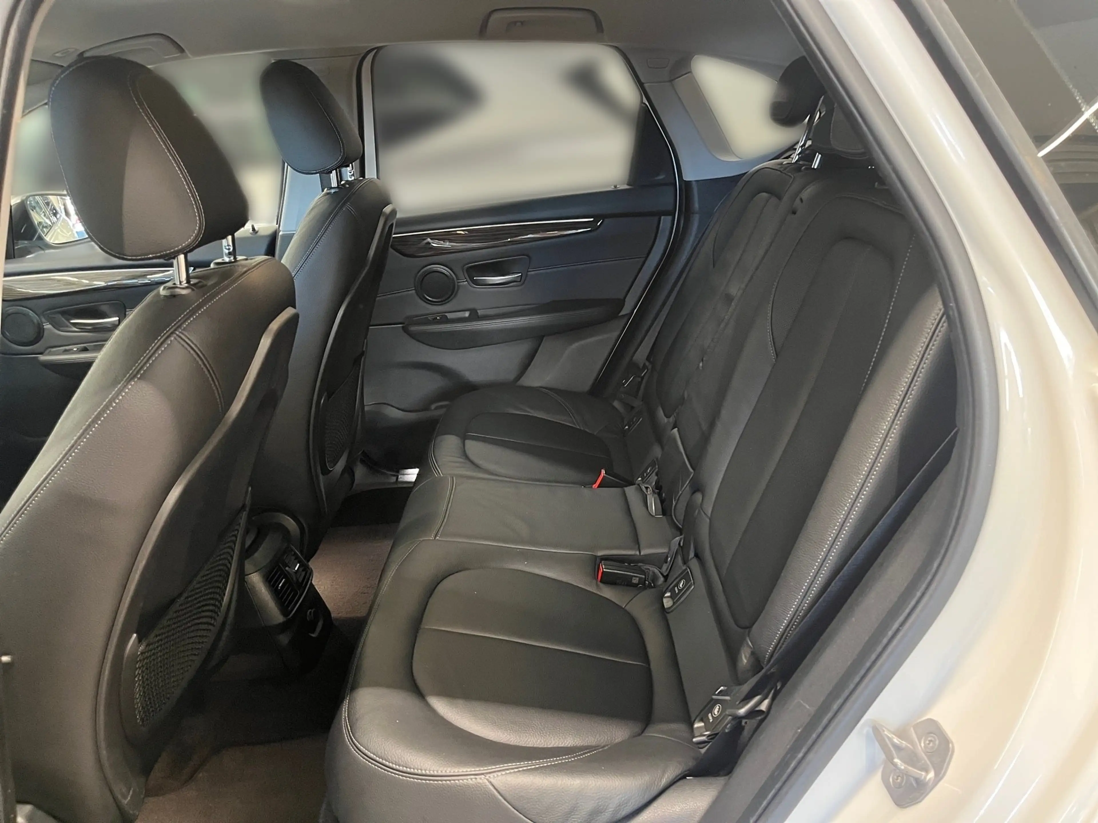 BMW 225 xe — photo 6
