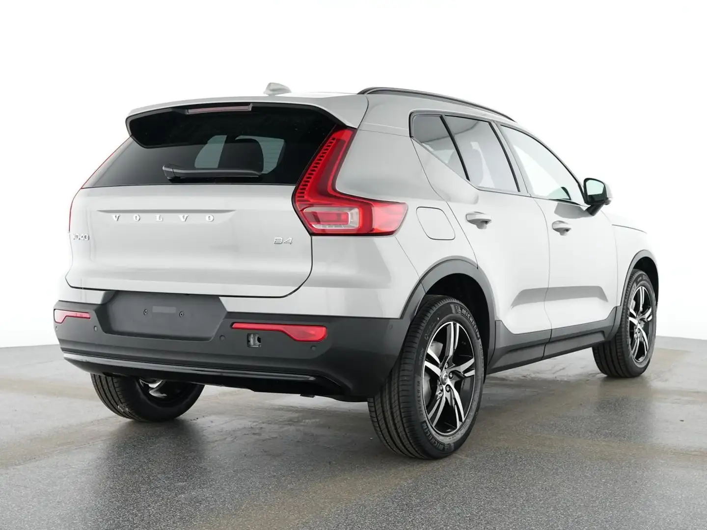 Volvo XC40 B4 Benzin Plus Dark 18"+PANO+PIXEL-LED+360° Silber - 2