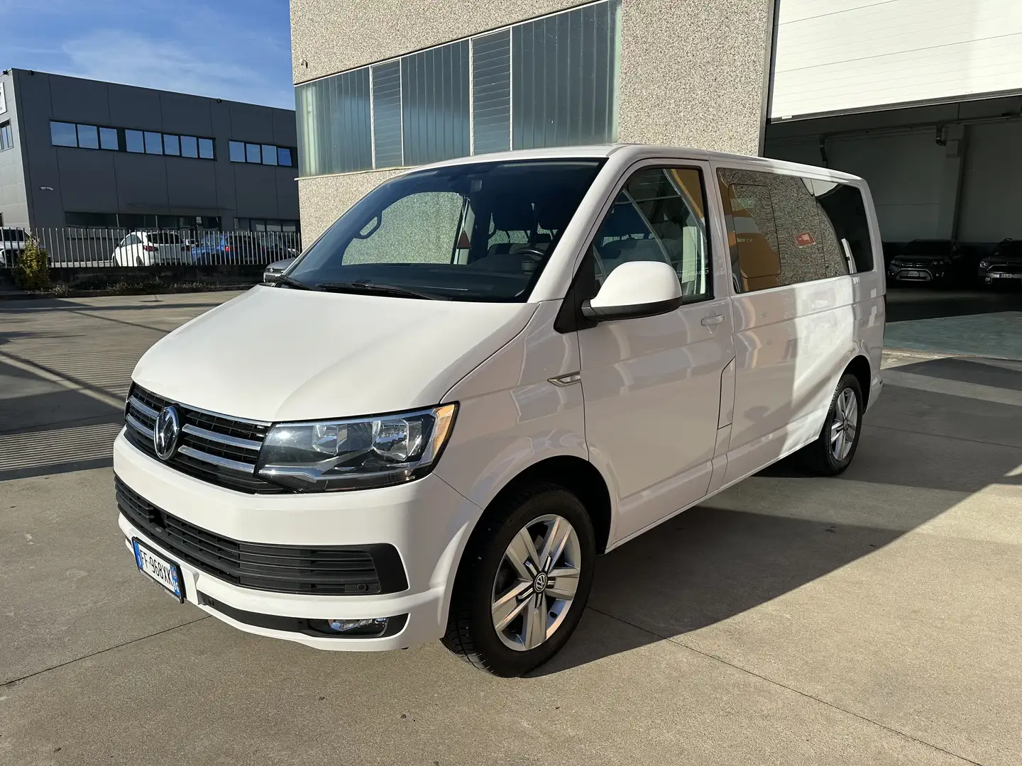 Volkswagen T6 Caravelle Volkswagen T6 Caravelle 2.0 TDI 9 Posti Euro6b - 2