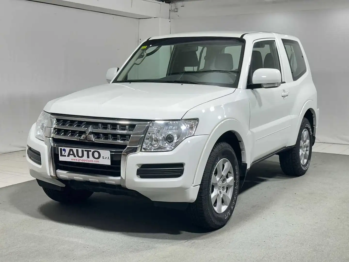 Mitsubishi Pajero 3.2 DI-D 16V auto 3 porte Blanco - 1