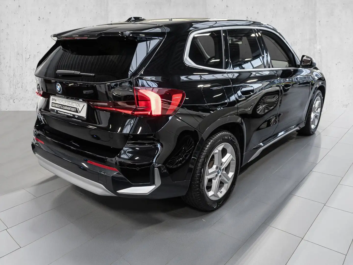 BMW iX1 xDrive30 xLine Aut. ACC, SHZ, DA+, DAB+,  RFK NAVI Schwarz - 2