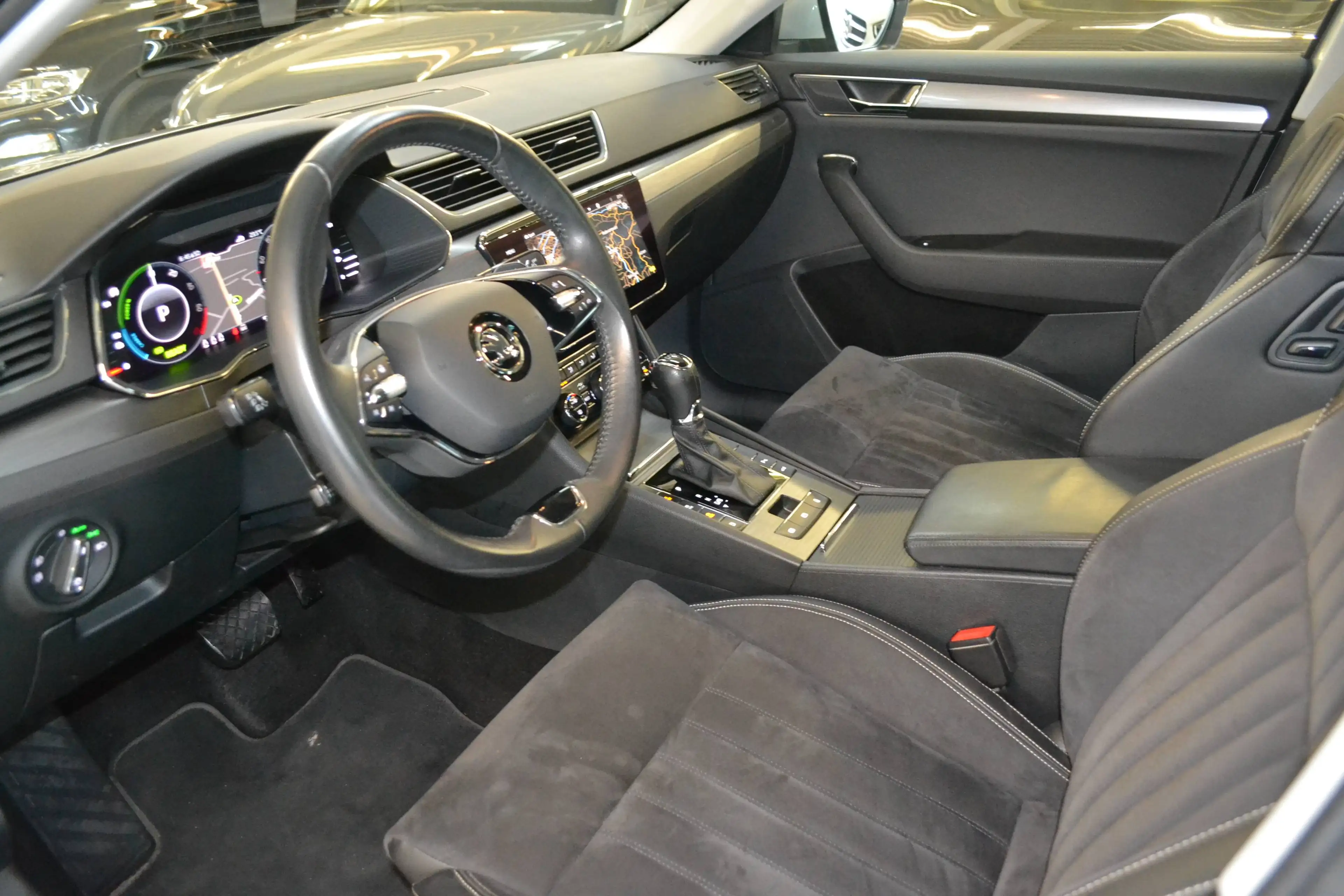 Skoda Superb Style iV *PLUG in HYBRID*LED*LEDER/ALCANTARA*VIRTUAL-COCKPIT*KAMERA*NAVIGATION*ALU19zoll* — photo 11