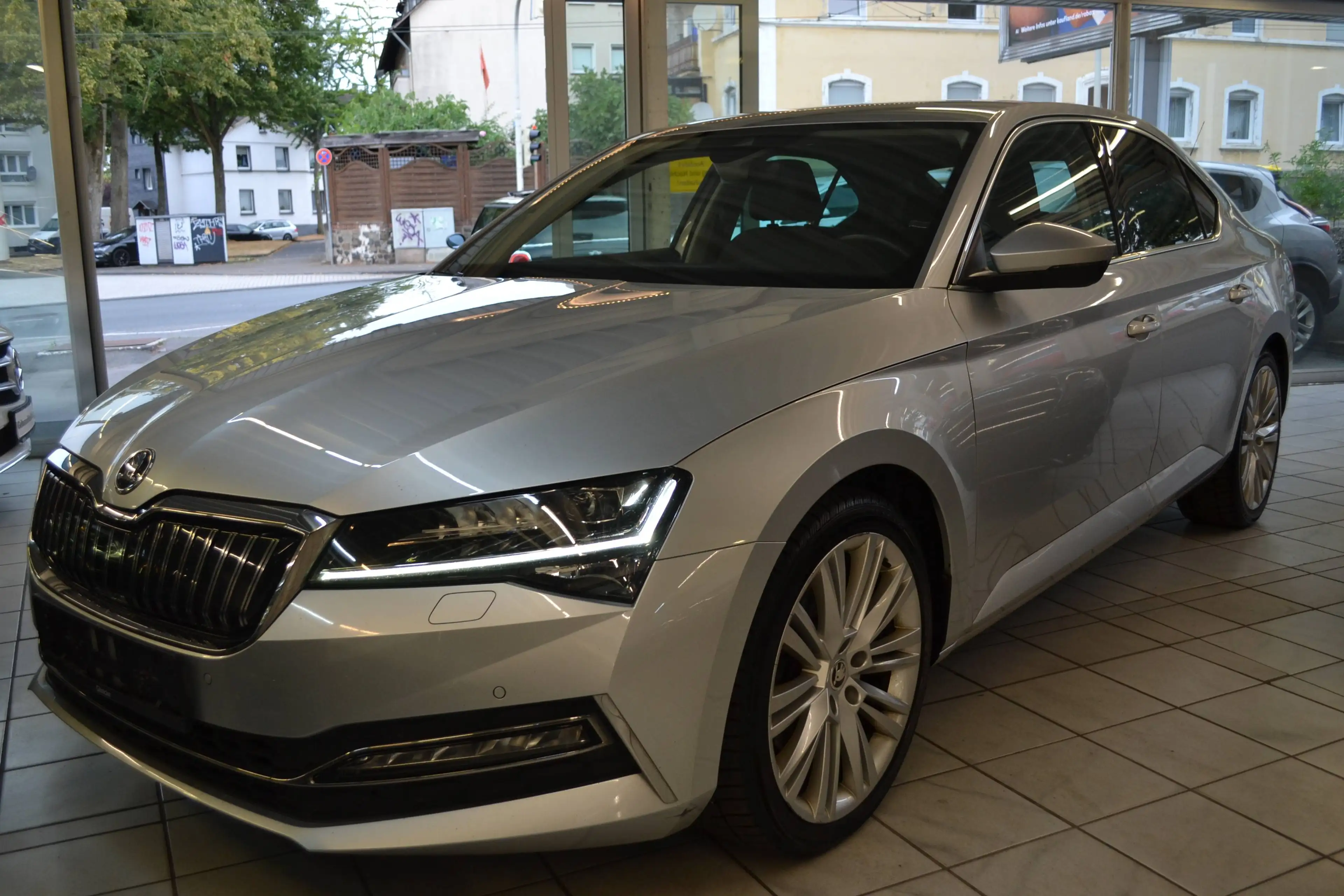 Skoda Superb Style iV *PLUG in HYBRID*LED*LEDER/ALCANTARA*VIRTUAL-COCKPIT*KAMERA*NAVIGATION*ALU19zoll*