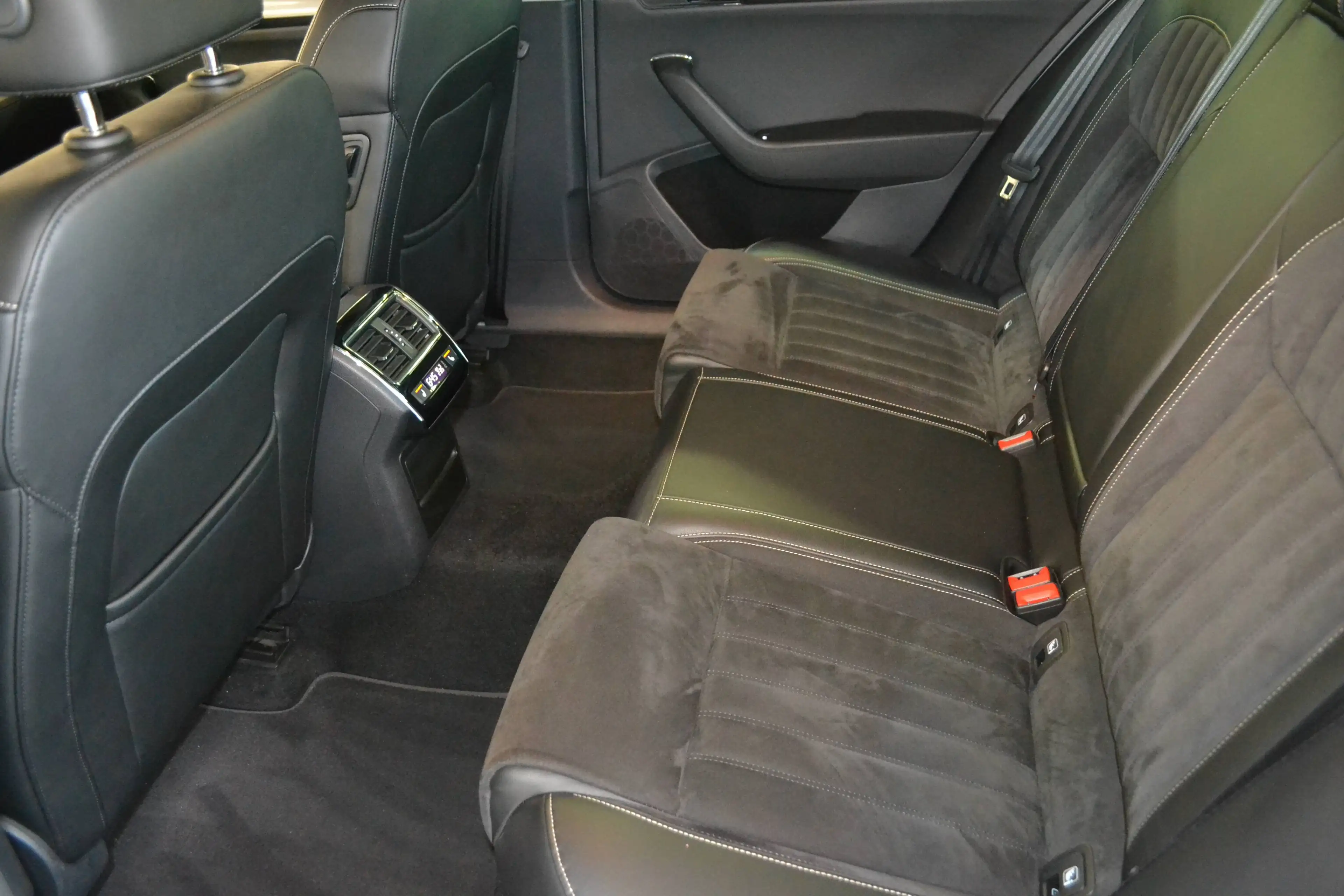 Skoda Superb Style iV *PLUG in HYBRID*LED*LEDER/ALCANTARA*VIRTUAL-COCKPIT*KAMERA*NAVIGATION*ALU19zoll* — photo 12