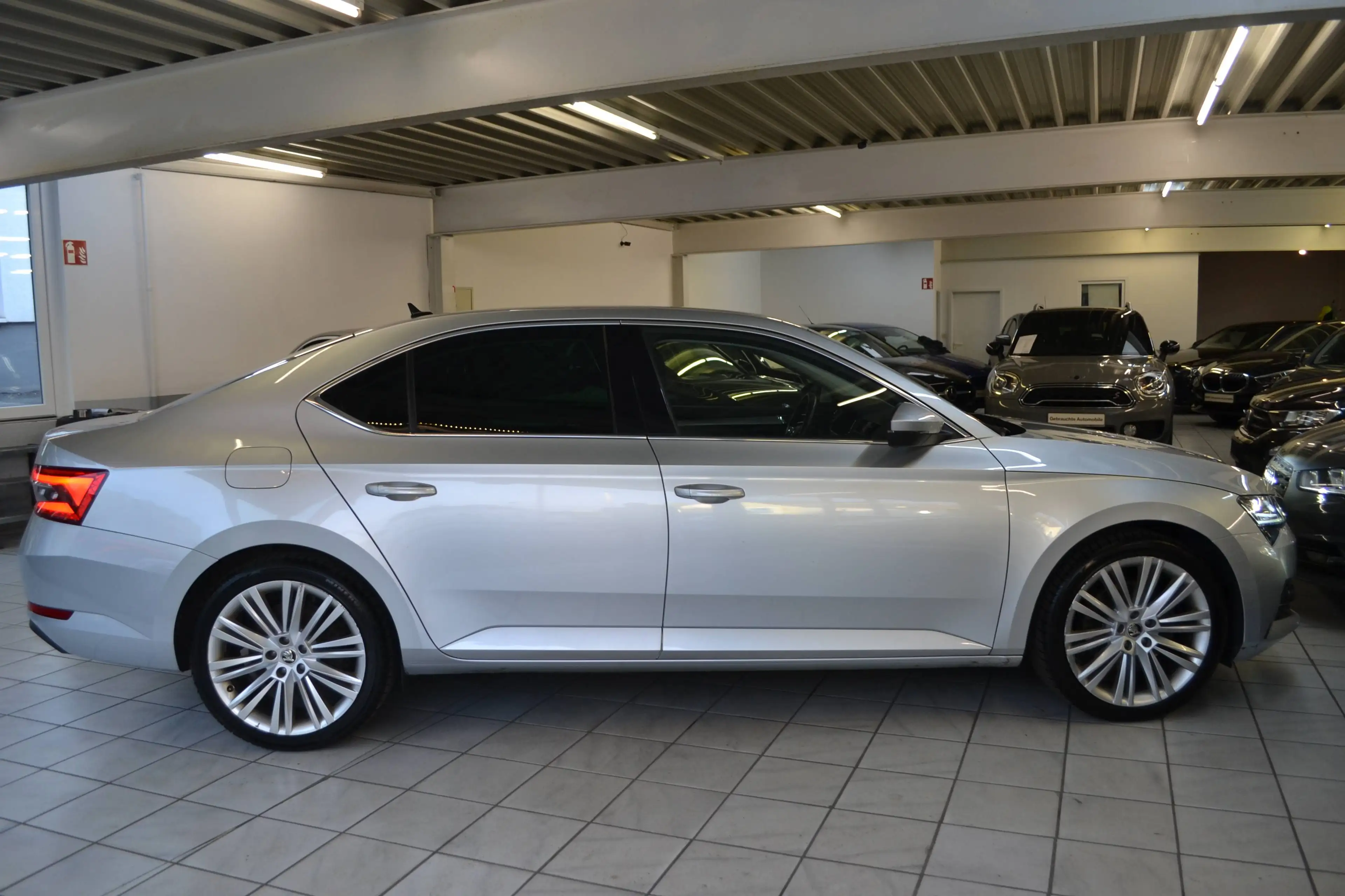 Skoda Superb Style iV *PLUG in HYBRID*LED*LEDER/ALCANTARA*VIRTUAL-COCKPIT*KAMERA*NAVIGATION*ALU19zoll* — photo 7