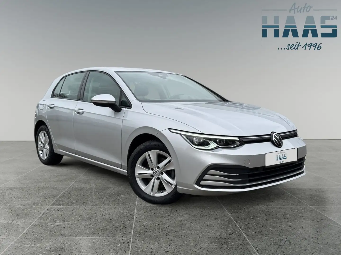 Volkswagen Golf VIII Lim. Life LED Navi Sitzh Massage ACC Silber - 1