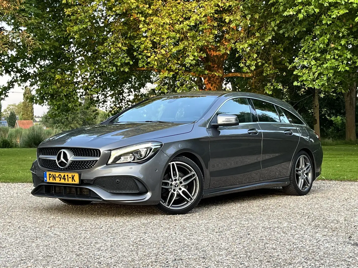 Mercedes-Benz CLA 180 AMG Line Gris - 1