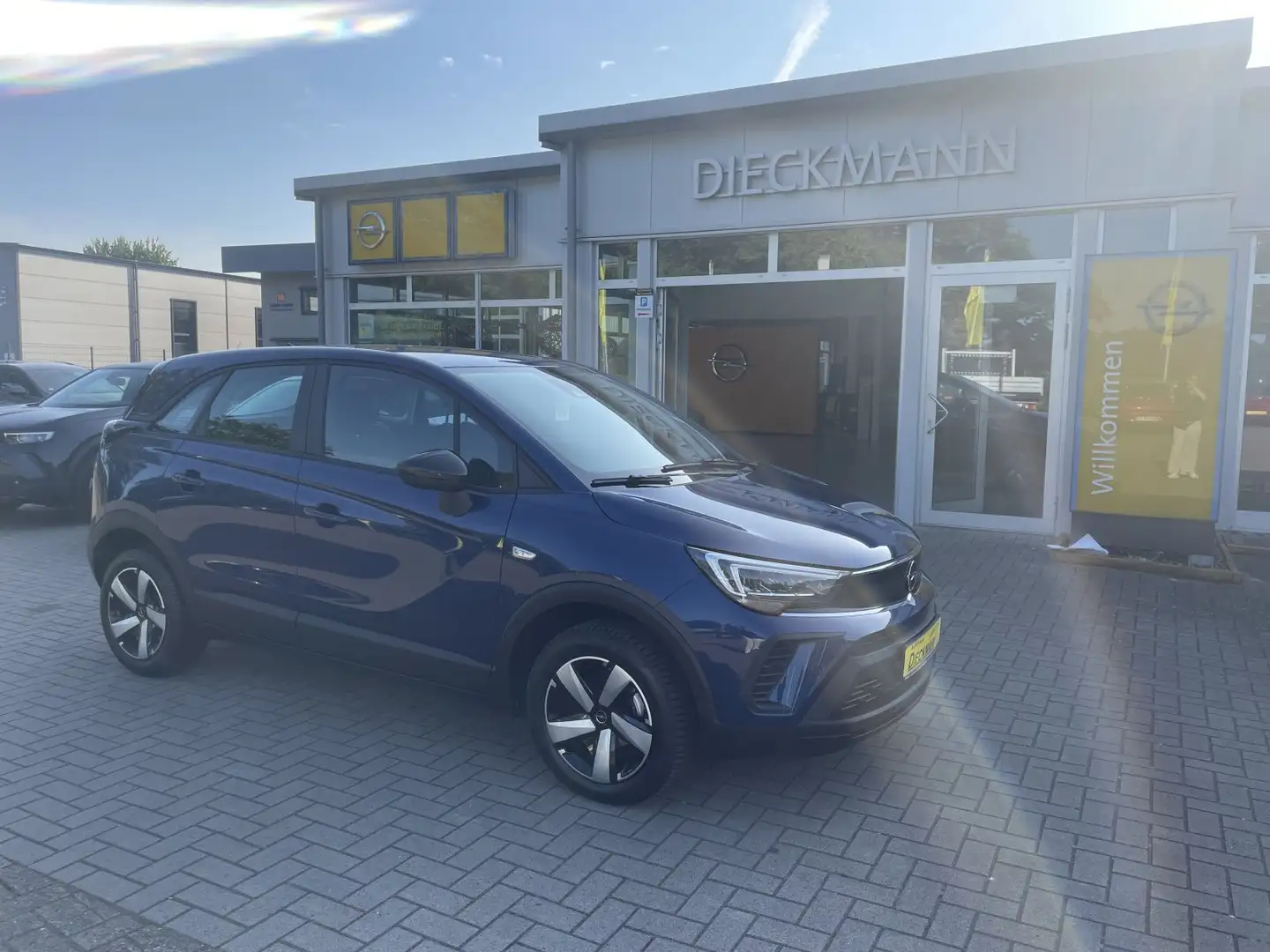 Opel Crossland Enjoy SHZ PDC V/H RFK Klimaautom Blauw - 2