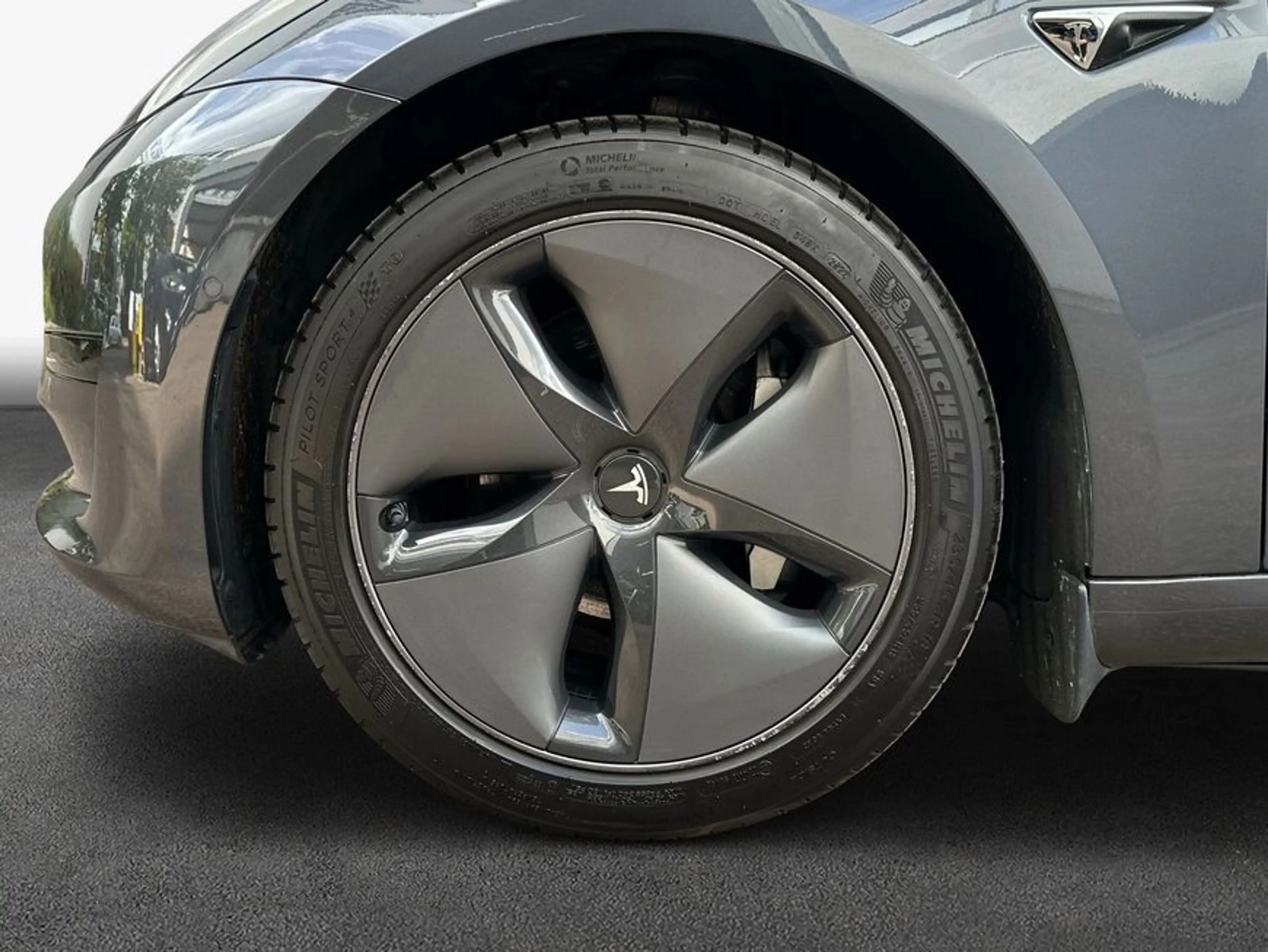 Tesla Model 3 Standard Reichweite Plus Hinterradantrieb — photo 8
