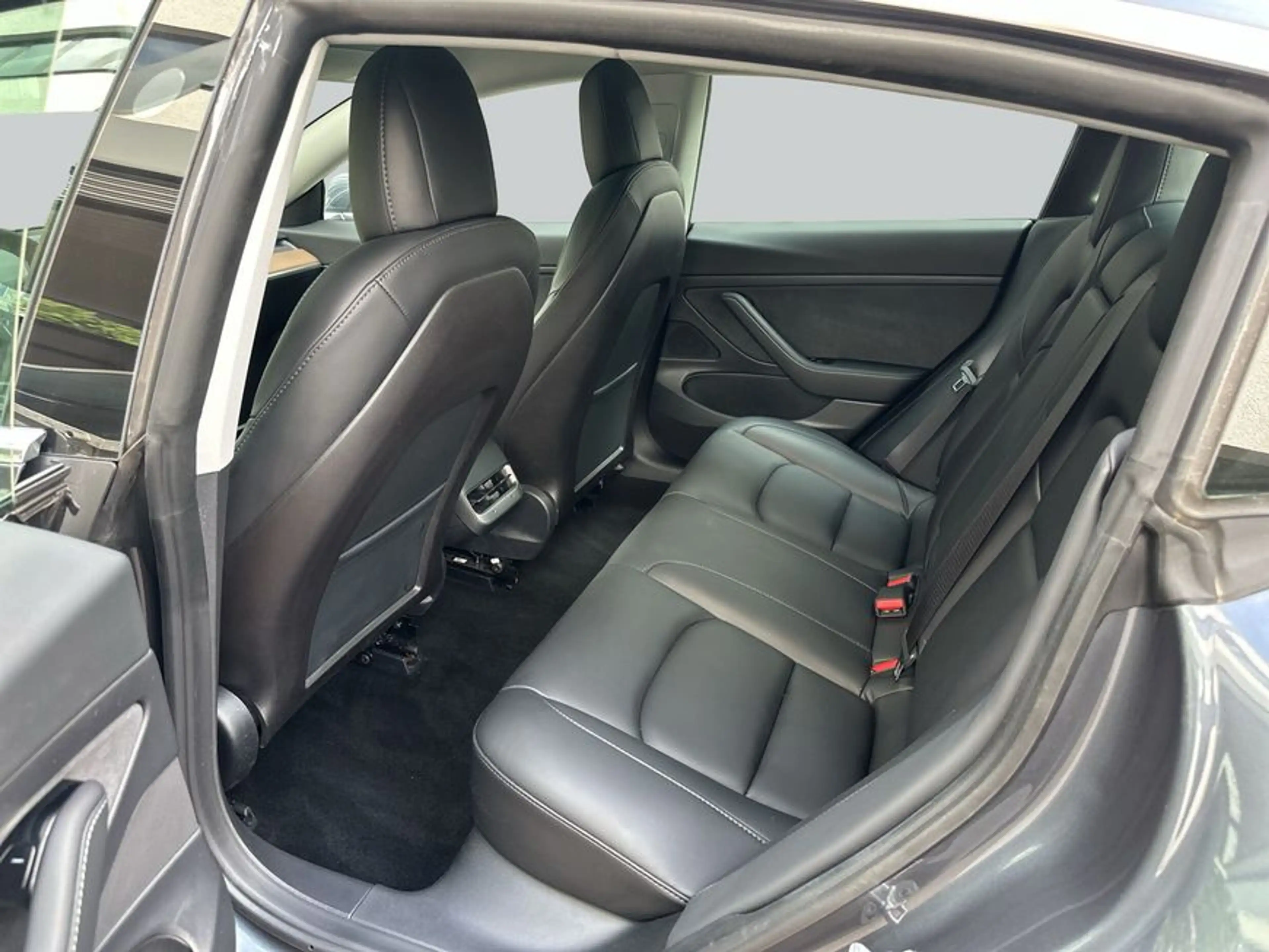 Tesla Model 3 Standard Reichweite Plus Hinterradantrieb — photo 12