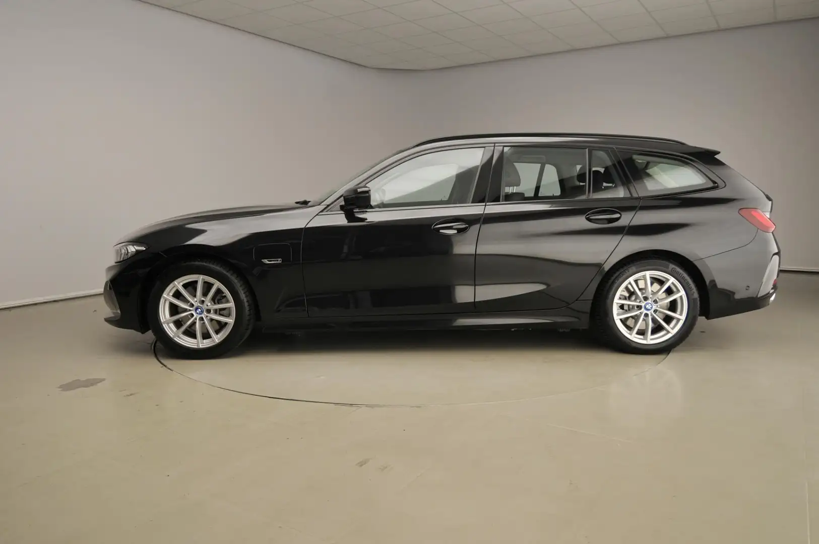 BMW 320 3 Serie Touring 320e | LED | Leder | Navigatie | T Zwart - 2