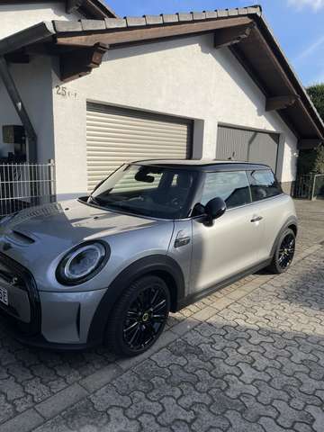 Imagine MINI Cooper SE Classic Trim