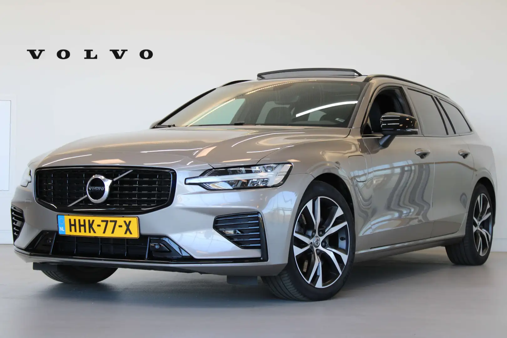 Volvo V60 T6 340PK R-Design | Panoramadak | Trekhaak | Stoel Grijs - 1