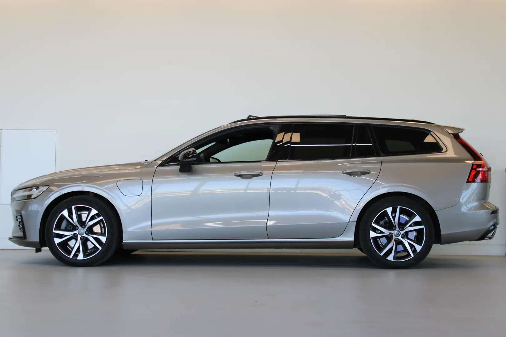 Volvo V60 T6 340PK R-Design | Panoramadak | Trekhaak | Stoel Grijs - 2