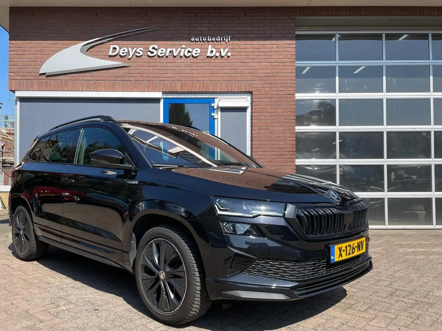 Skoda Karoq 1.5 TSI ACT Sportline Business | Trekhaak | Apple/ Zwart - 1