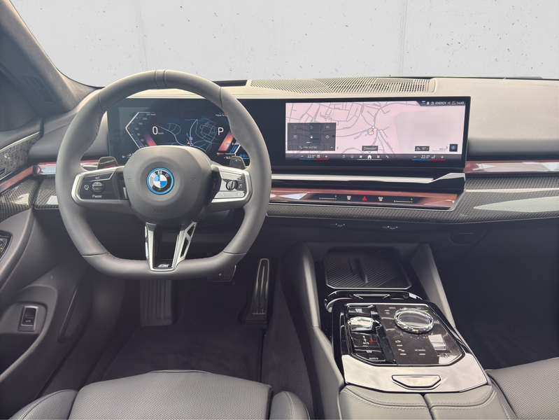 BMW 550 e xDrive — photo 13