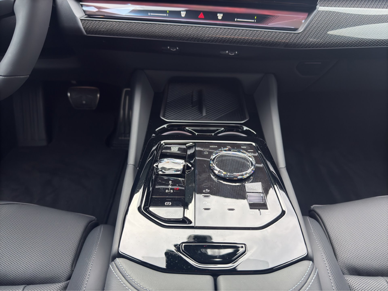 BMW 550 e xDrive — photo 15