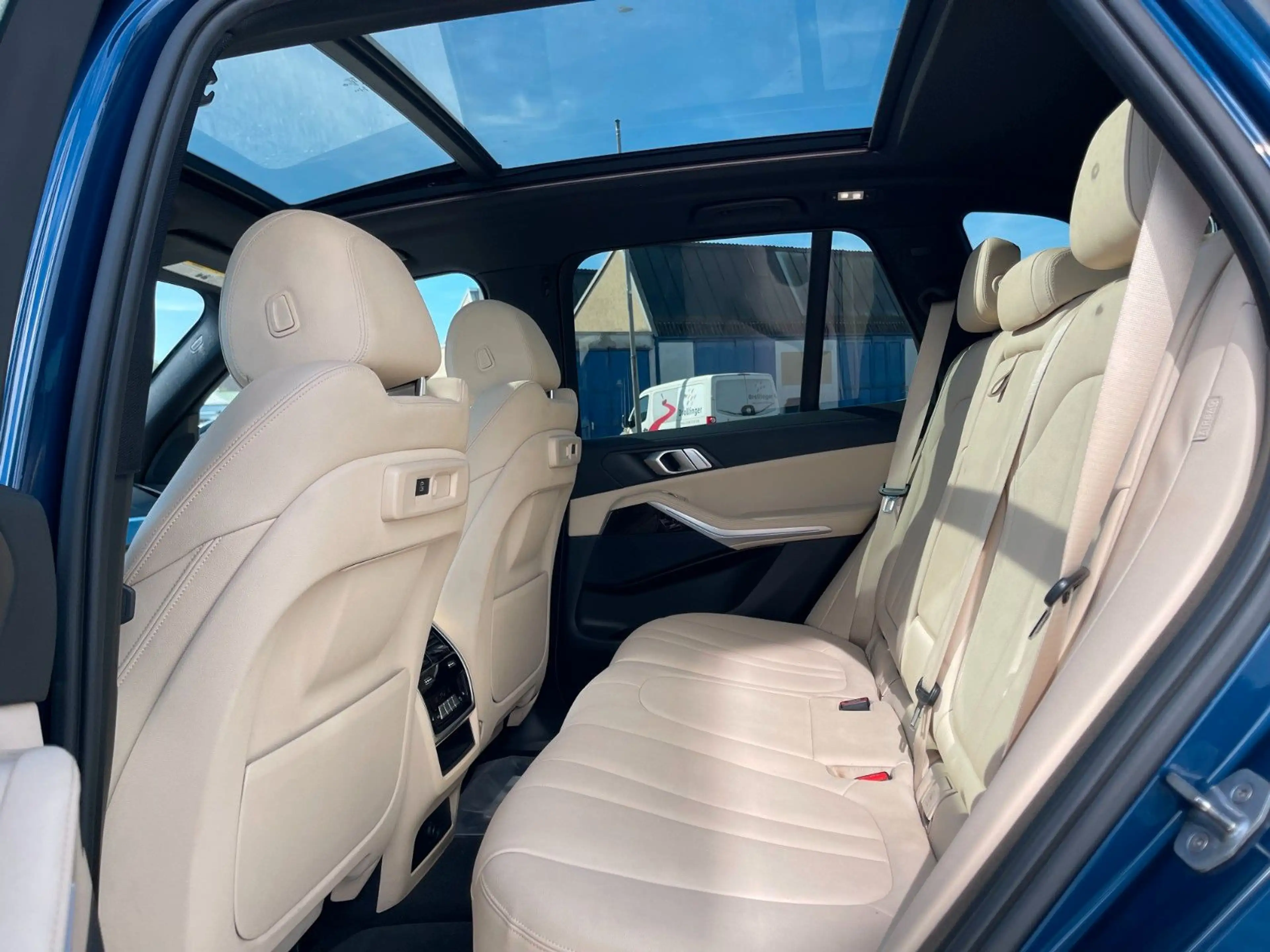 BMW X5 xDrive40i — photo 11