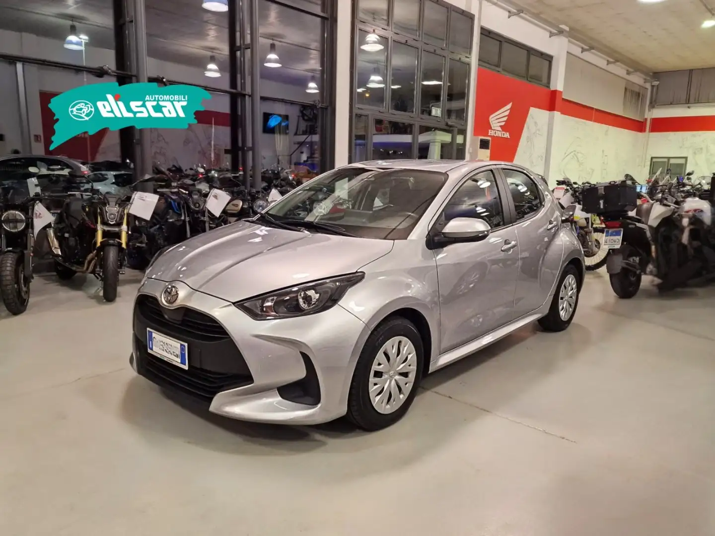 Toyota Yaris 1.5 Hybrid 5 porte Active Argent - 2