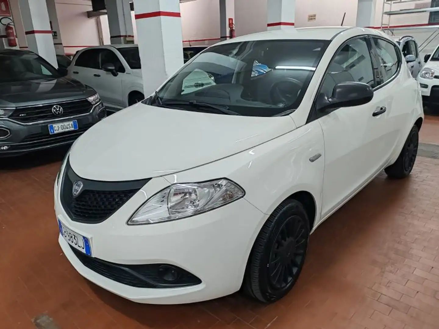 Lancia Ypsilon 1.0 hybrid Silver 70 cv 5 posti Weiß - 2