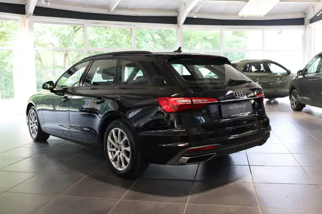Audi A4 view 4