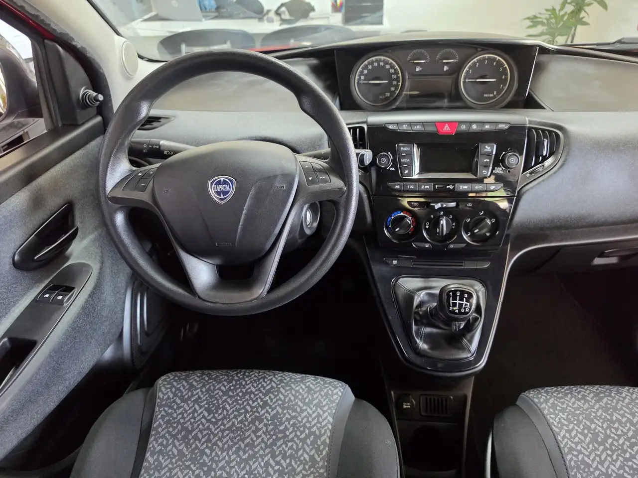 Lancia Ypsilon 2021 — фото 8