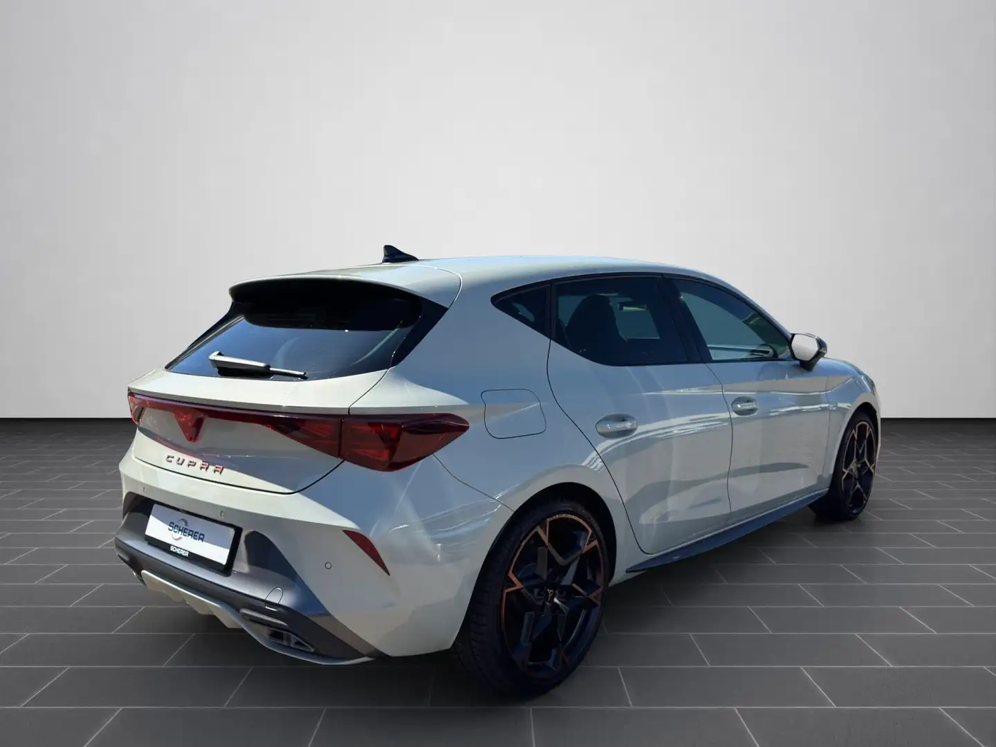 CUPRA Leon 1.5 eTSI DSG Edge Sennheiser Intelligent Dr Grau - 2