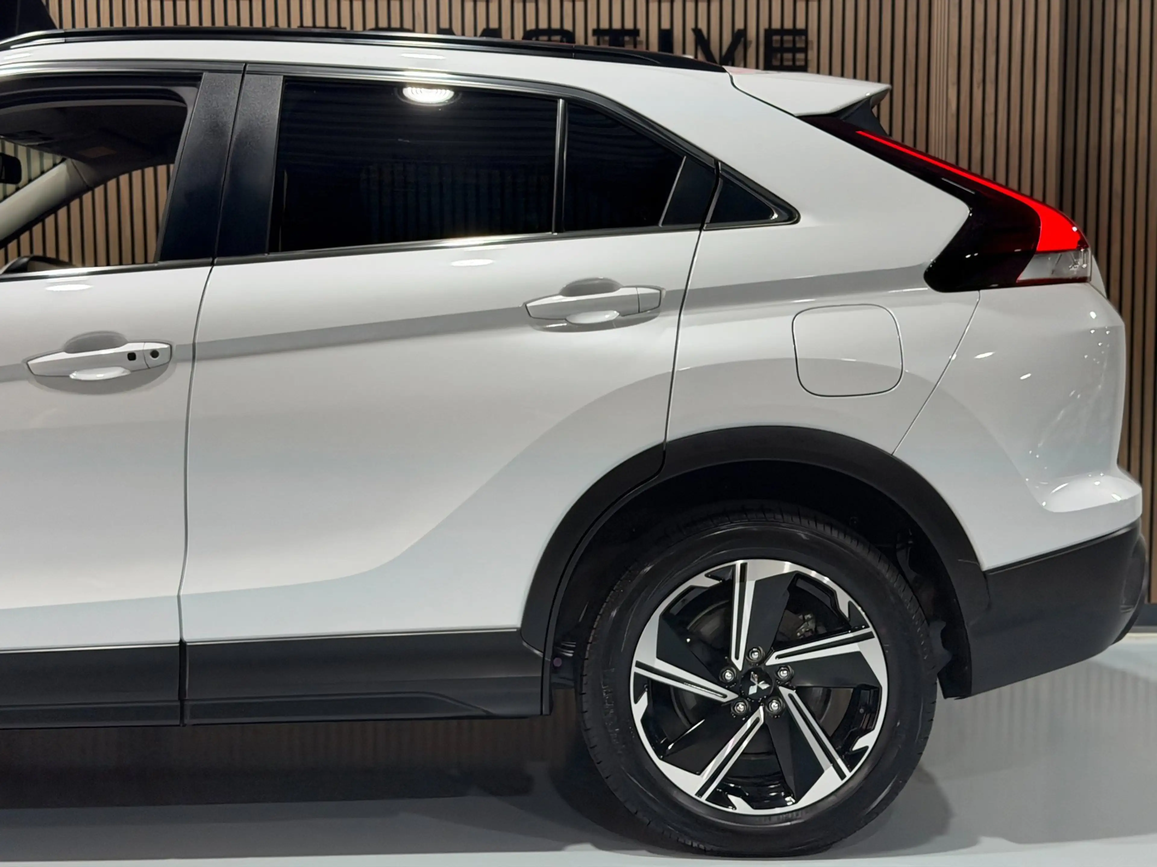 Mitsubishi Eclipse Cross 2.4 PHEV Instyle / Keyless / Stoel Verwarming / Cr — photo 11