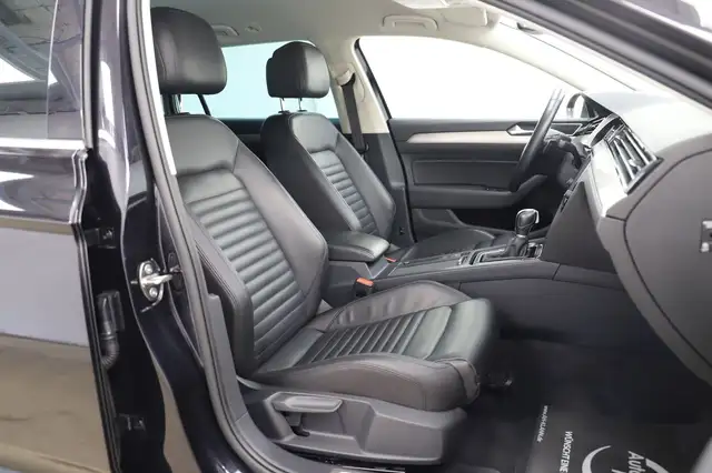 Volkswagen Passat view 11