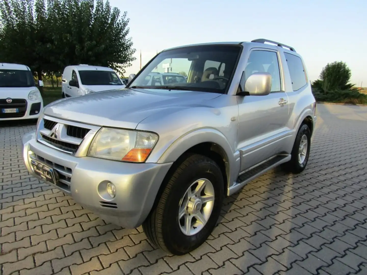 Mitsubishi Pajero 2.5 TDI 3p. Instyle srebrna - 2