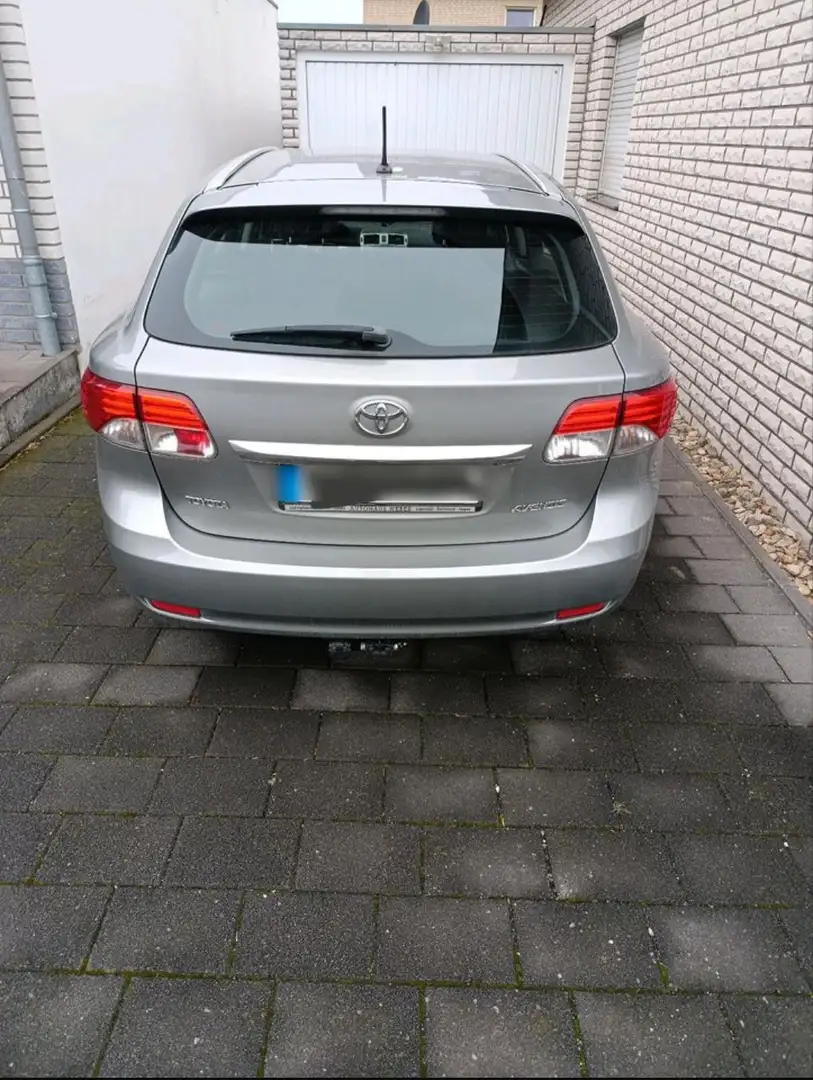 Toyota Avensis Life Grau - 2