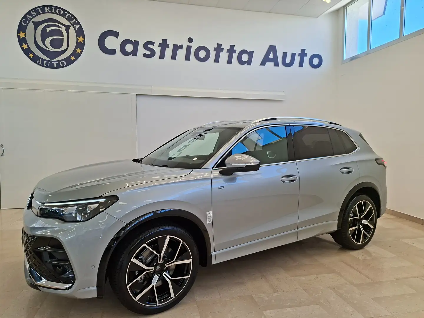 Volkswagen Tiguan 2.0 tdi R-Line Plus 150cv dsg NUOVA DA IMMATRICOL Grigio - 1