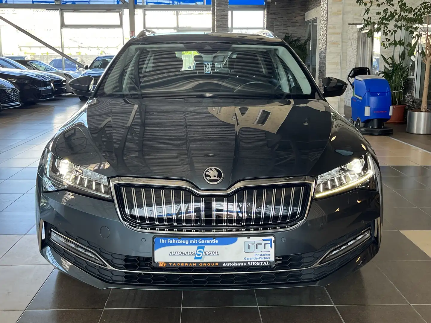 Skoda Superb Style iV Pano. AHK LED Navi PDC SHZ DAB+ Grau - 2