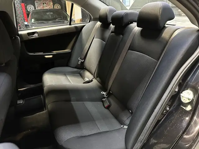 Mitsubishi Lancer view 17