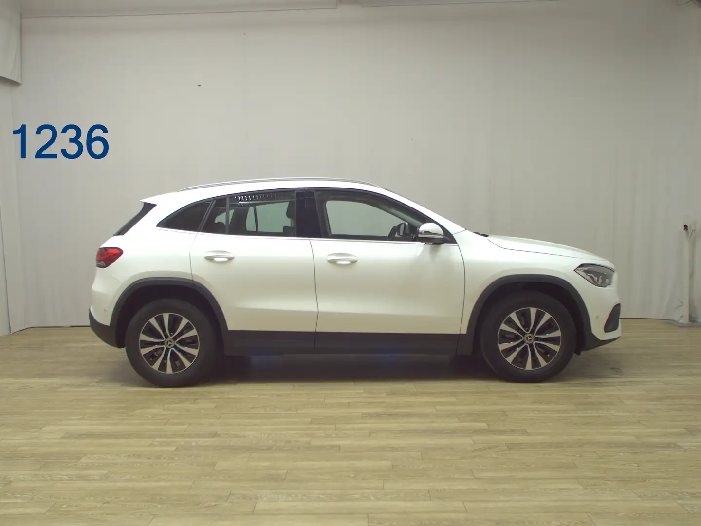 Mercedes-Benz GLA 220 d 4Matic Style 4x4 Navi Pano LED ACC LM Weiß - 1