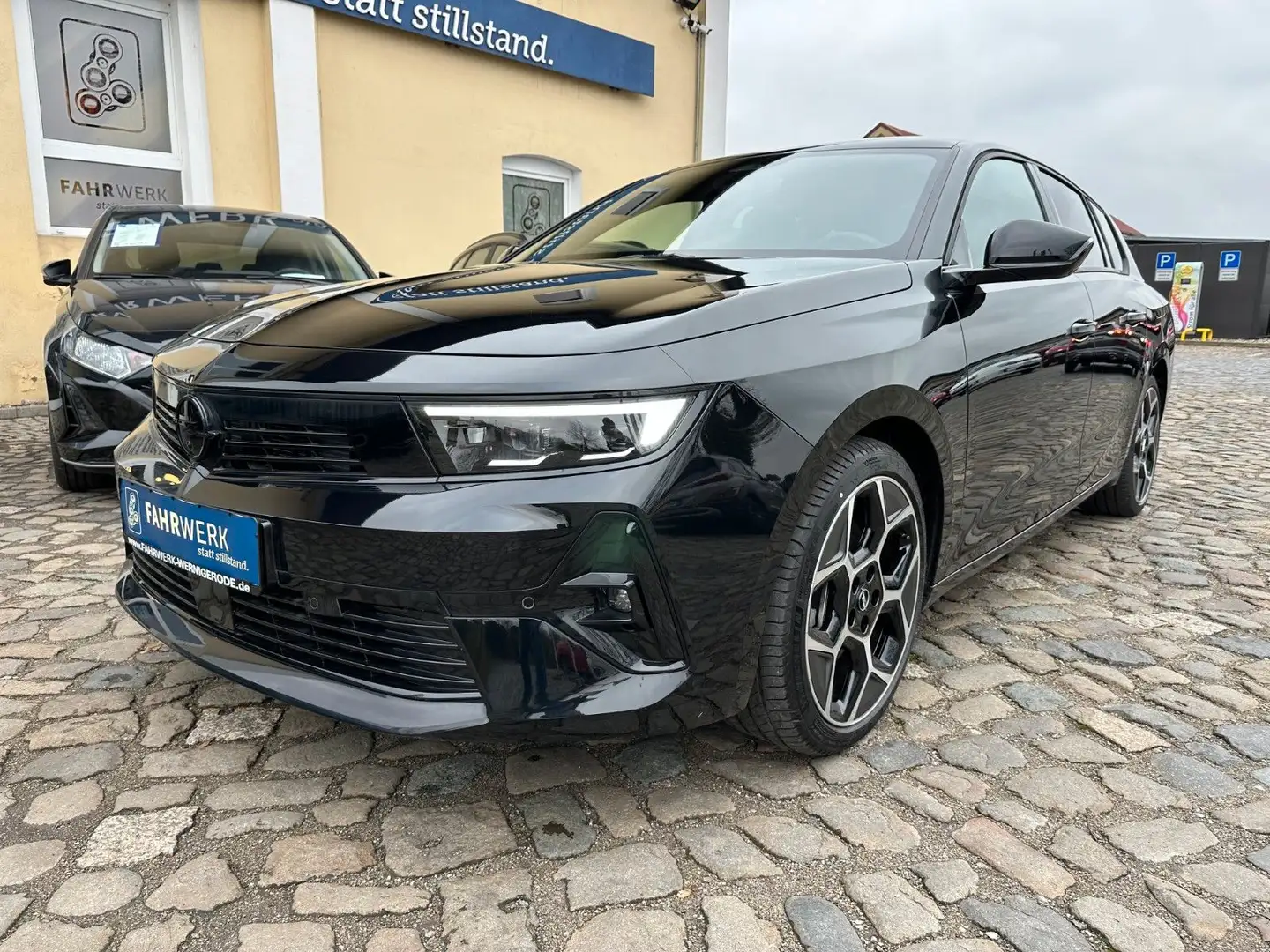 Opel Astra OPEL Astra Sports Tourer Plug-In-Hybrid Ultimate Schwarz - 1