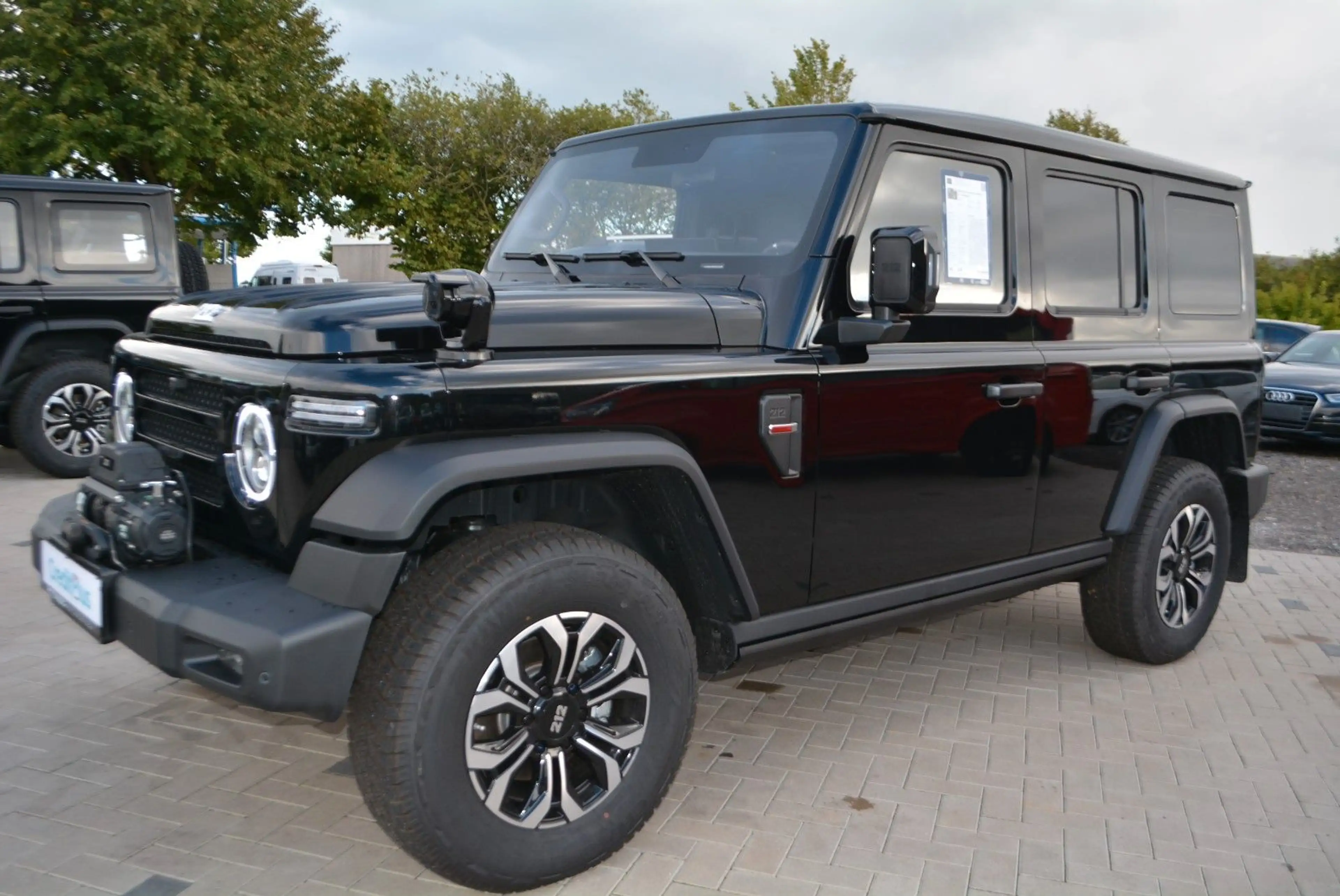 BAW 212 -2.0 Turbo incl. AHK grey-black-AT — photo 2