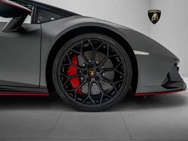 Lamborghini Huracan view 5