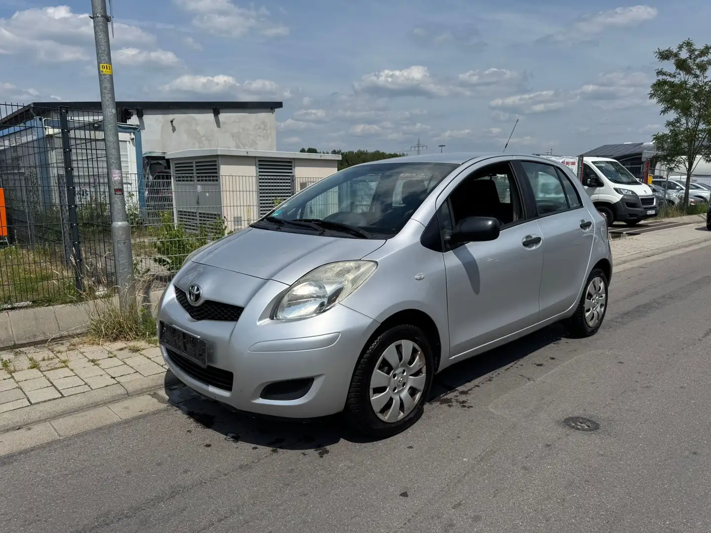 Toyota Yaris Cool Grau - 1