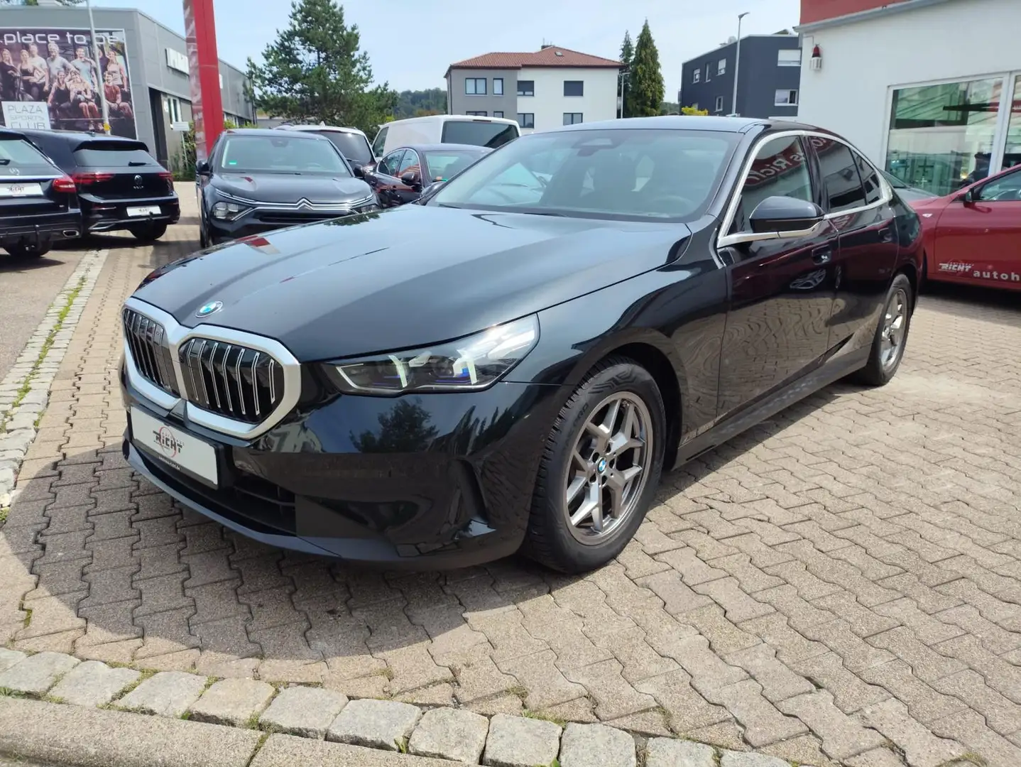 BMW 520 i Limousine HUD Sitzbelüftung H&K Navi Kamera Schwarz - 2