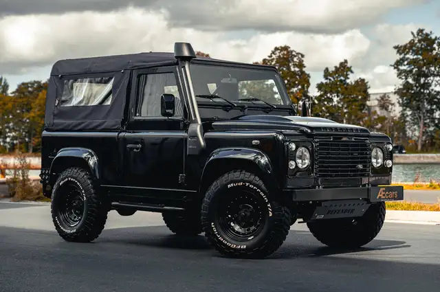 Land Rover Defender view 3