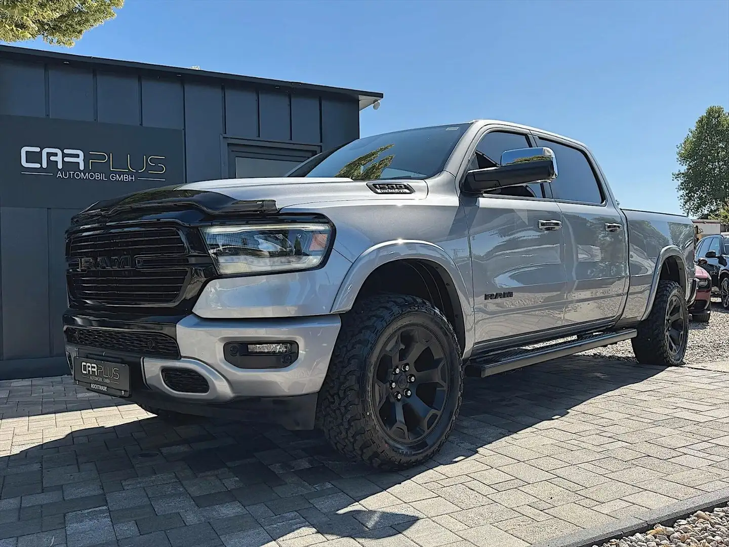 Dodge RAM 5.7 V8 HEMI Night LARAMIE 4x4 LONGBED 19% Plateado - 1