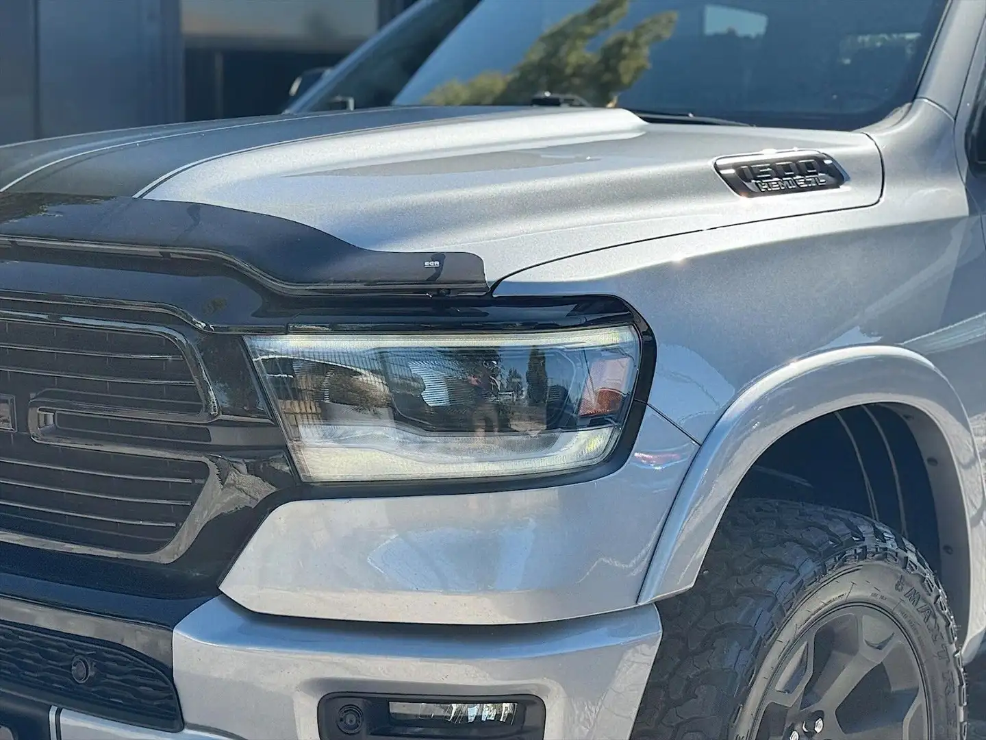 Dodge RAM 5.7 V8 HEMI Night LARAMIE 4x4 LONGBED 19% Plateado - 2